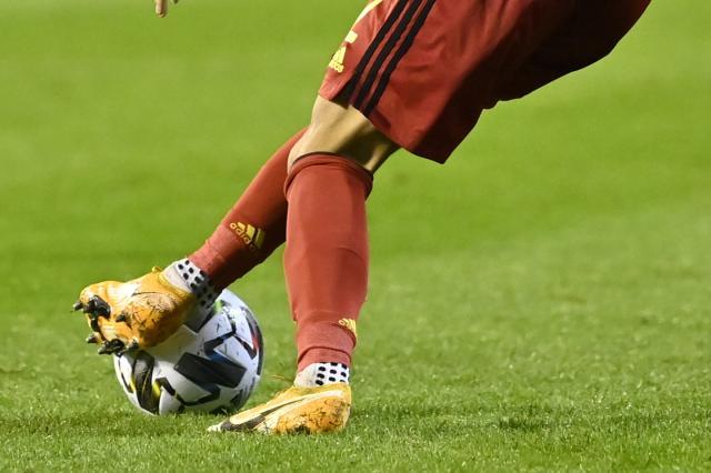 万博体育-本土球员报名规定也违法？欧洲法院再将欧足联一军